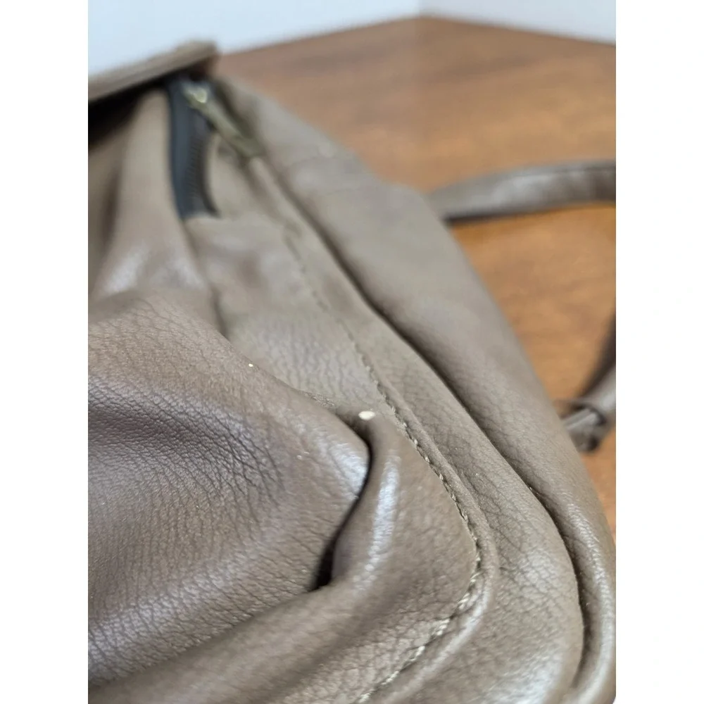 Beautiful Revive Vintage Tan Vegan Backpack Magnetic Clousure Brown Zip